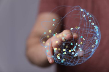 Eldeki bağlı ağ küresel iletişim ve teknolojiyi temsil ediyor