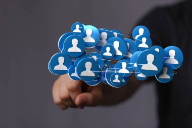 Bağlı ağ konsepti insan silueti mavi daireler elle tutulur