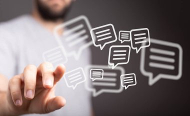 Dijital konuşma balonu ikonlarına dokunan adam, iletişim konsepti