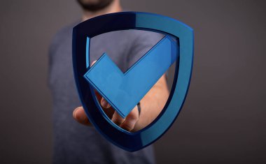 Man Holding Shield ve Checkmark Koruma ve Güvenlik Sembolize