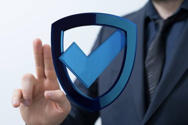 İş adamı güvenlik konsepti için dijital kalkan denetim işaretiyle etkileşim halinde