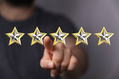 Beş Yıldız Derecelendirme Kavramı: Kullanıcı altın yıldızı işaret ediyor