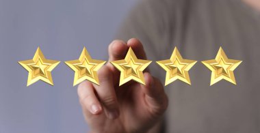 Mükemmel reytingli altın yıldızlı bir insan eli