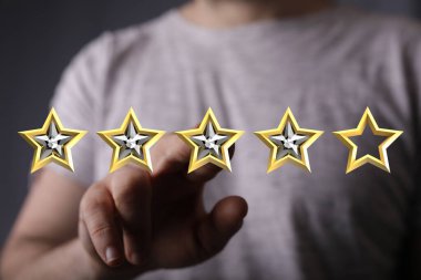 Müşteri geribildirimi için altın yıldız reytinglerine el işareti.