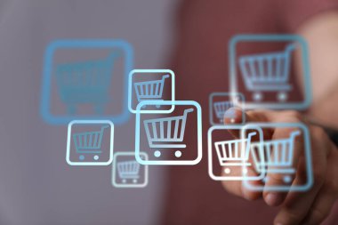 Alışveriş Arabası Simgeleri El Altında Yüzüyor E-Ticaret Konseptini Gösteriyor