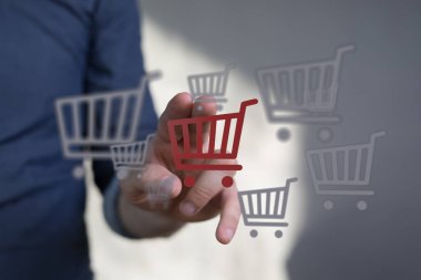 Çevrimiçi Alışveriş Kavramı: Alışveriş arabasının sembol arayüzüne dokunan kişi