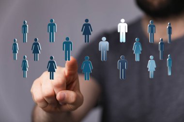 Bağlantı ve takım çalışmasını temsil eden bir grup insan arasından seçim yapmak.