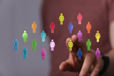 Dijital iletişim: Çeşitli insanlar gelecekteki teknolojiye dokunmak için bağlantı kuruyor