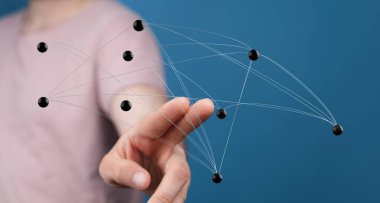 İnsan ağ bağlantılarına, teknolojiye ve küresel veri kavramına dokunuyor