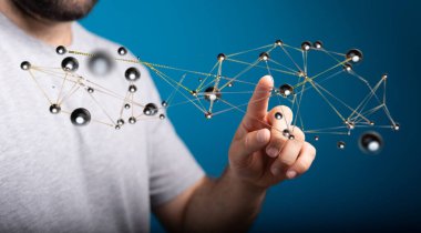 Mavi arkaplanda dijital ağ bağlantısı ile etkileşime giren adam