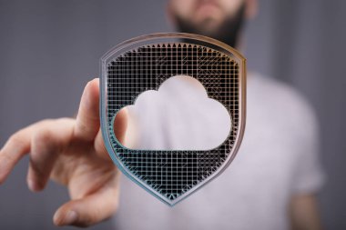 Bulut veri güvenliği kavramı: El koruması bulut sembolü.