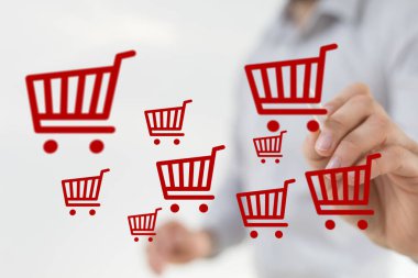 Alışveriş arabaları ve insan eli ile online alışveriş kavramı