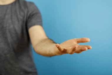 Mavi Arkaplan Gösterme Fırsatı ile Açık El Uzanıyor