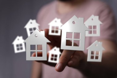 Gayrimenkul Temsilcisi Bir Elin Üzerinde Yüzen 3B Ev Sembolleri