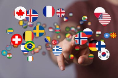 Küresel İletişim: Çeşitli Ülke Bayraklarına Elle Dokunma Kavramı