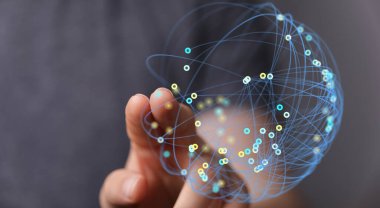 Elle bağlantılı küresel ağ: Dünya çapında iletişim ve teknoloji kavramı.