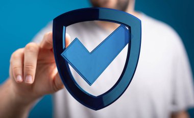 Adamın elinde güvenlik ve onay işaretli dijital bir kalkan var.