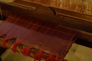 Geleneksel Loom Kırmızı Kumaş Dokuma Tekstili