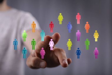 Renkli insan simgeleriyle insan ilişkileri kavramı, el işaretleri