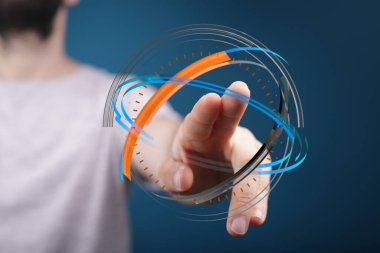 İnsanın eli soyut dijital fütüristik grafiklere işaret ediyor