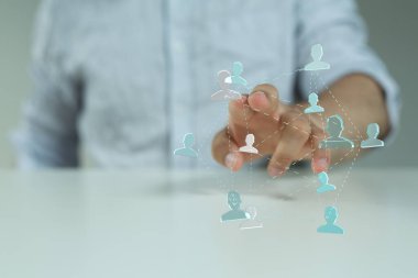 İş ağı elle bağlantı kavramına, insanlara ve takım çalışmasına dokunuyor.