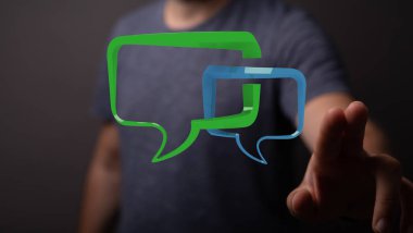 Sohbet baloncuklarına dokunan adam: İletişim, dijital, bağlantı kavramı