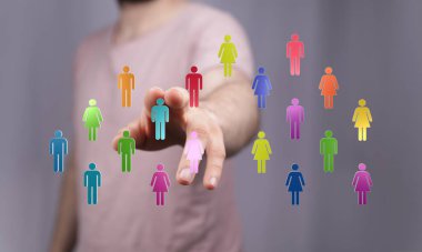 Dijital sosyal ağ sembollerine dokunmak, insanları ve teknolojiyi birbirine bağlamak