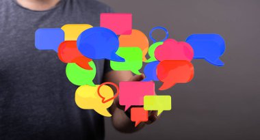 Elinde renkli konuşma baloncukları iletişim ve fikirleri temsil ediyor.