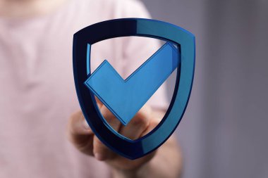 Güvenlik ve onayı olan bir kalkanı elinde tutmak