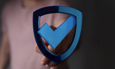 Güvenlik ve Korunmayı Sembolize eden Bir Kalkan Tutan Kişi