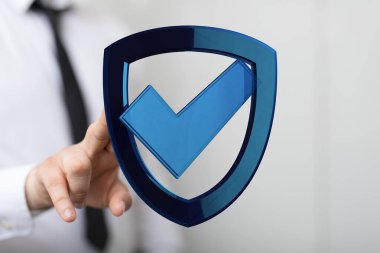 İşadamı el işaretli mavi güvenlik kalkanını gösteriyor.