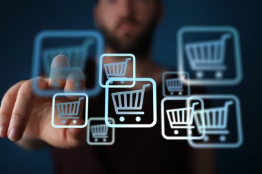 Kişi ve alışveriş arabası simgeleriyle çevrimiçi alışveriş kavramı