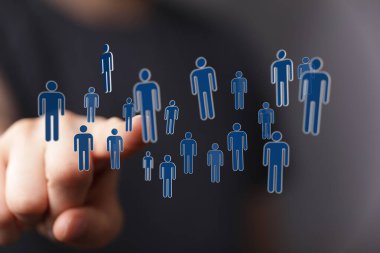 Dijital parmak bağlantı ve ağı temsil eden mavi insan simgelerine dokunur