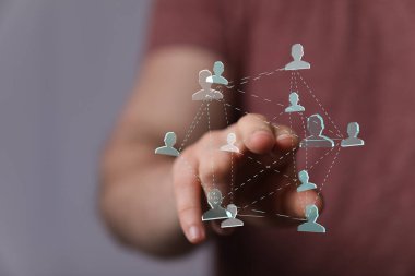 Işık arka planında takım çalışmasını ve iletişimi temsil eden bağlı ağ kavramı