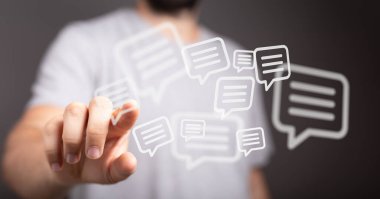 İletişim ve mesajlaşmayı gösteren dijital sohbet baloncuklarıyla etkileşim