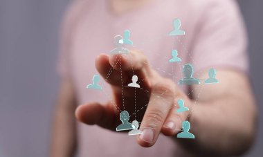 Bir ağdaki dijital insan simgelerine elle dokunarak bağlı ağ