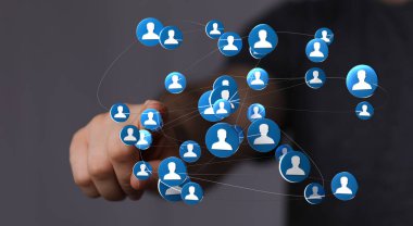 İnsanları temsil eden el ele tutuşan küreler ile dijital ağ bağlantısı kavramı