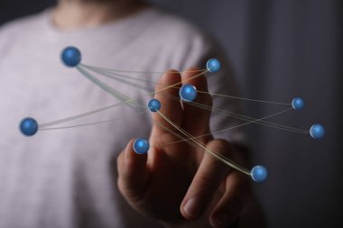 Mavi kürelerle insan eli tarafından dokunulan dijital ağ bağlantısı