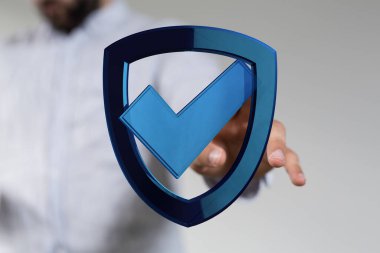 Siber güvenlik için dijital kalkan sembolü olan verileri koruyan kişi