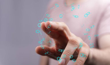 Dijital küreye dokunan, ağı ve bağlantıları temsil eden adam