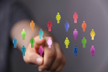 Çeşitli insan simgeleri grubunu gösteren dijital parmak