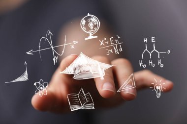 Bilgi ve Gelecek Öğrenmeyi Temsil Eden Sanal Eğitimsel Simgelere Dokunan İnsan Elleri