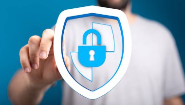 Güvenlik ve Korunmayı Sembolize eden Bir Kalkan Tutan Kişi