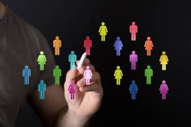 Bağlı dijital ağ topluluğu: takım çalışması ve iletişimi temsil eden insan simgeleri.