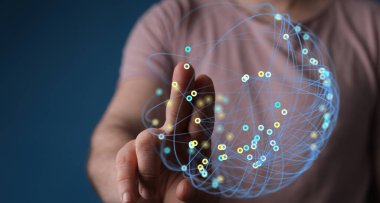 Küresel bağlantıyı ve yeniliği temsil eden dijital küreye dokunan adam