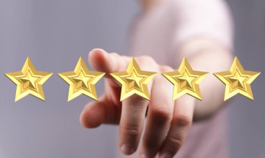 Beş yıldızlı el işaretleri, müşteri geri bildirimi ve olumlu değerlendirmeyi temsil ediyor.