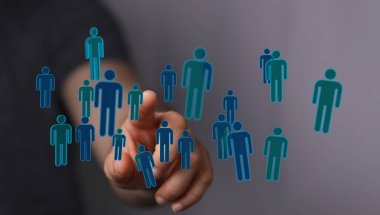 Bağlantı ve topluluğu temsil eden dijital insan simgelerine dokunmak