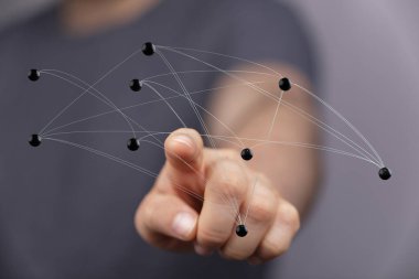 Bağlı bir küre ağına bakan adam