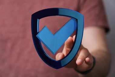 Güvenlik sembolü işaretli dijital kalkanlara dokunmak