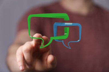 Dijital Sohbet Kabarcıklarını Gösteren Kişi Bağlantı ve Mesajlaşmayı Sembolize Ediyor